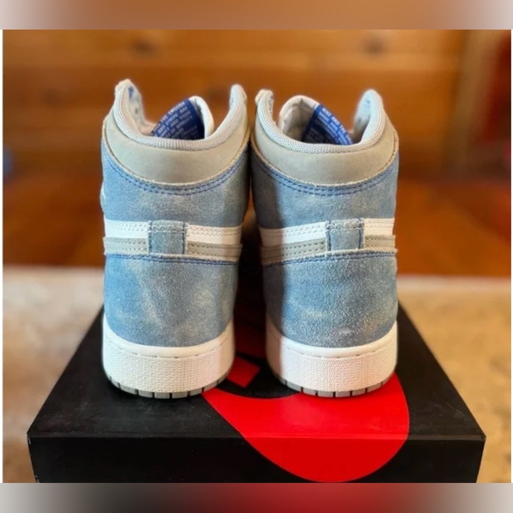 Nike Air Jordan 1 High in Light Blue, White - Picture 2 of 5